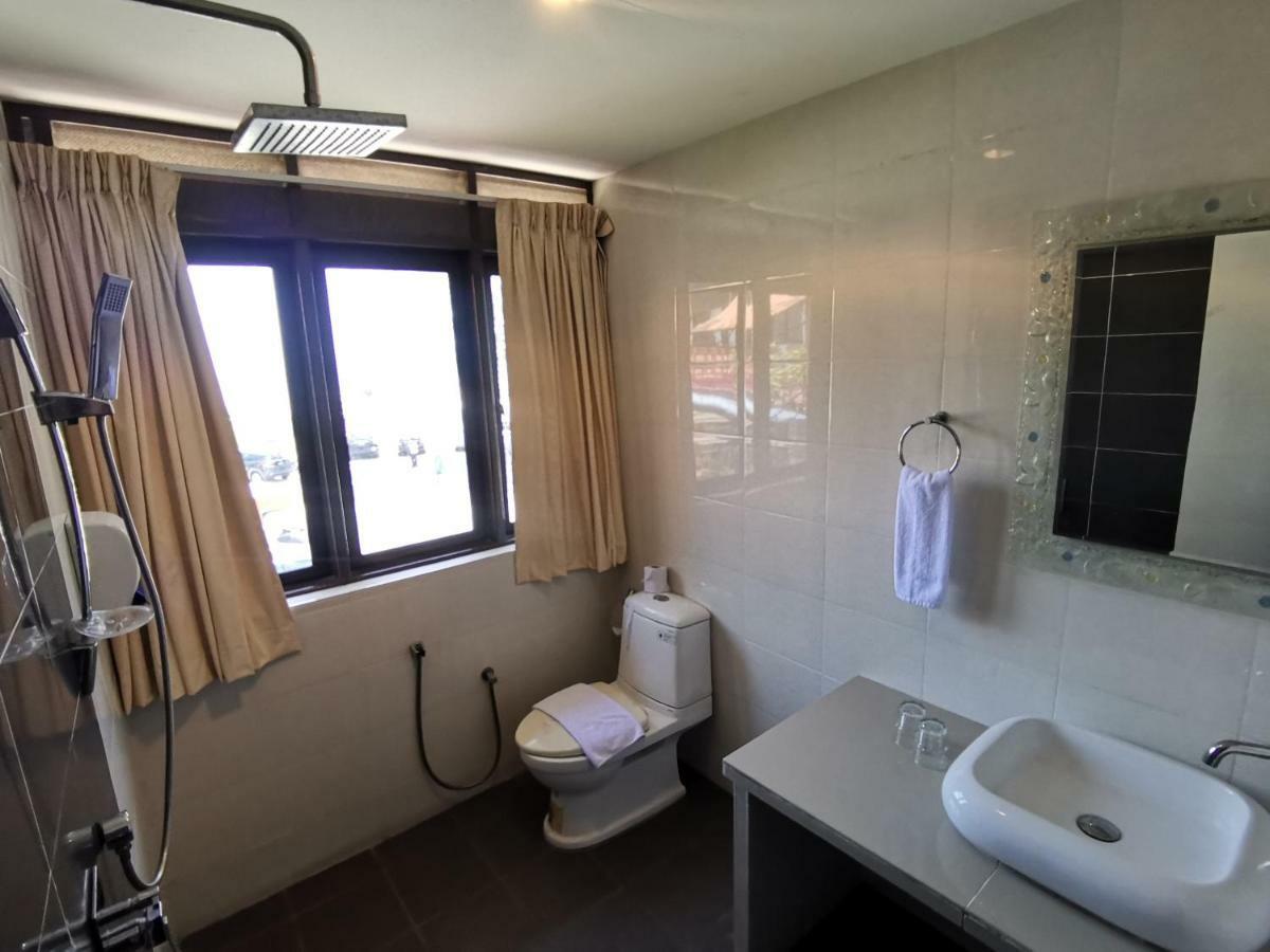 8 Boutique By The Sea Hotel Tanjung Tokong Exterior foto