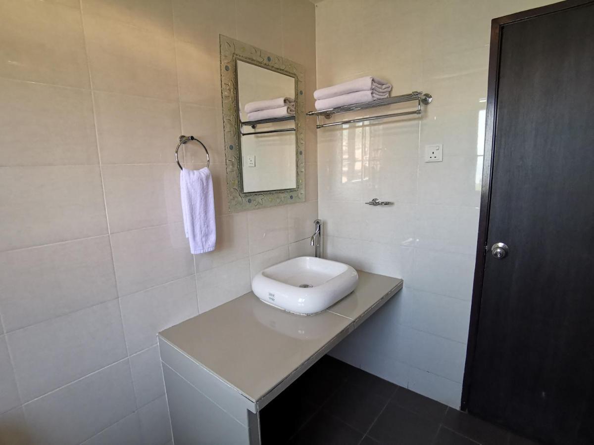 8 Boutique By The Sea Hotel Tanjung Tokong Exterior foto
